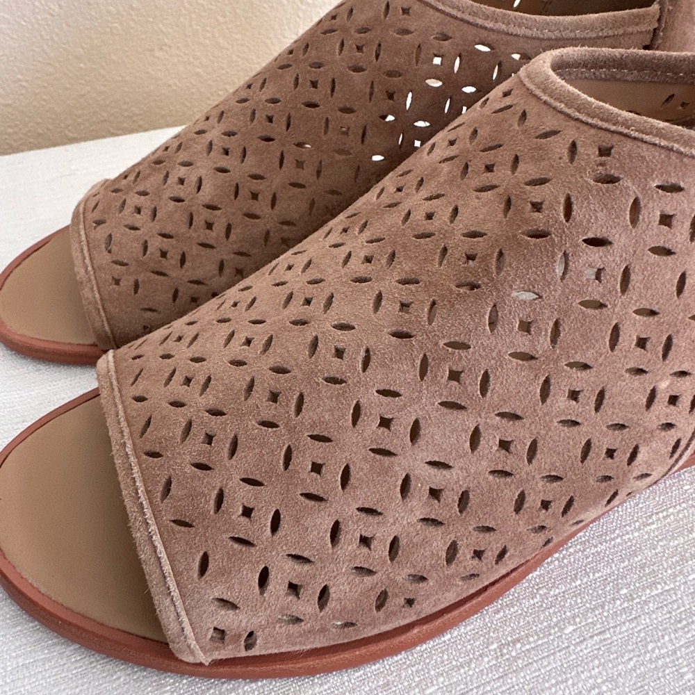 Violet & Red Pippa Tan Perforated Suede Low Wedge Sandals Women’s 8.5M - Picture 7 of 14